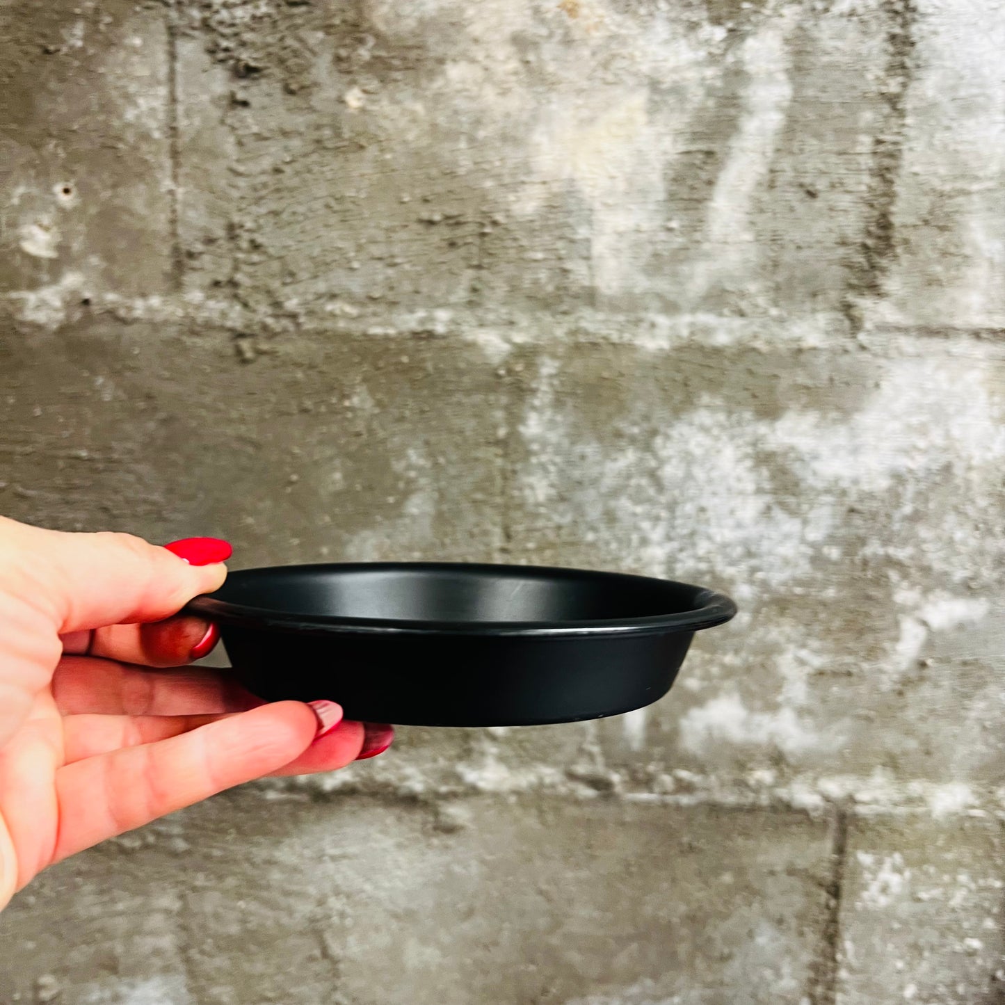 Underskål/fat i solid plast, Ø 10 cm, svart
